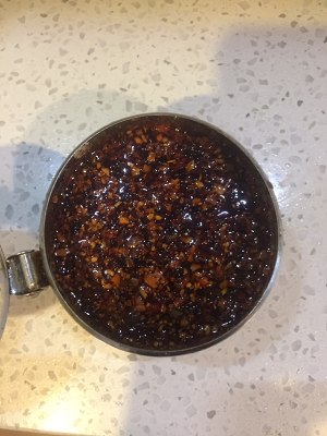 The practice measure of beef sauce noodles served with soy sauce 5