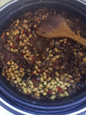 The practice measure of beef sauce noodles served with soy sauce 4
