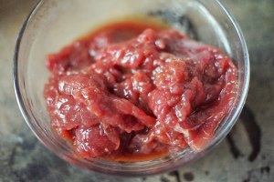 The practice measure of noodle of beef a round mass of food 2