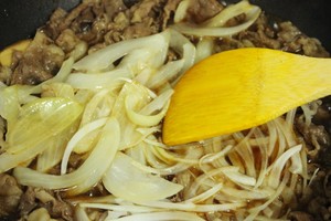 The practice measure of rice served with meat and vegetables on top of day type beef 8