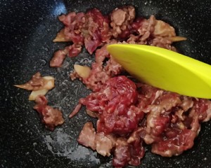 The daily life of a family is little the practice measure that fries beef 3