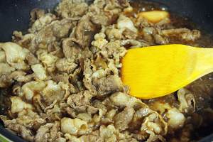 The practice measure of rice served with meat and vegetables on top of day type beef 7
