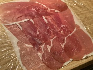 Hui Ling pauses the practice measure of beefsteak 9