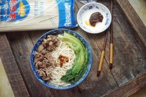 The practice measure of noodle of beef a round mass of food 6