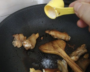 The practice measure of foot of sheep of a condiment made of roast prickly ash and salt 6