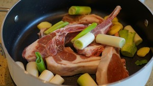 Lamb of boiled in clear soup is discharged (very simple and crude prairie handgrip flesh stews a law, self-regulated doing is wet dip in makings, ovine soup milky white, quantity of heat is low) practice measure 4