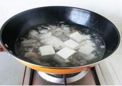 The practice measure of soup of ovine blood vermicelli made from bean starch 3