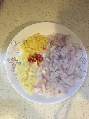 The practice measure of beef sauce noodles served with soy sauce 2