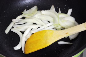 The practice measure of rice served with meat and vegetables on top of day type beef 4