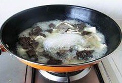 The practice measure of soup of ovine blood vermicelli made from bean starch 5