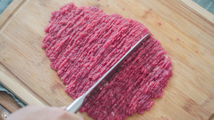 The practice measure of onion beef cake 2
