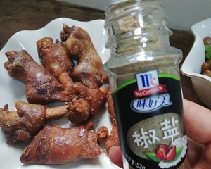 The practice measure of foot of sheep of a condiment made of roast prickly ash and salt 15