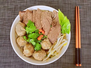 The practice measure of pink of Vietnam beef soup 7
