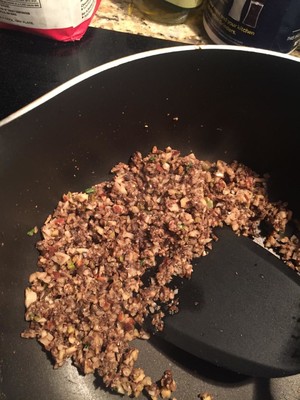 Hui Ling pauses the practice measure of beefsteak 4