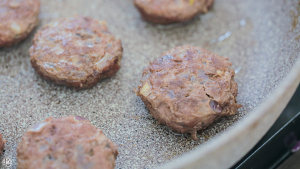 The practice measure of onion beef cake 12