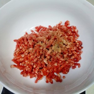 The practice measure of hamburger beef cake 3