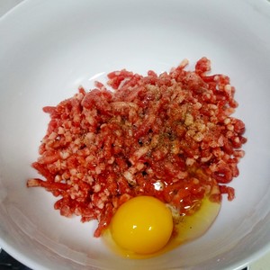 The practice measure of hamburger beef cake 4