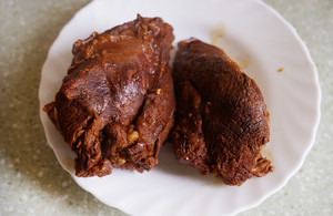 The practice measure of the sauce beef with bovine towering gas 10