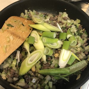 The practice measure of beef of celery of Guizhou dry boiler 7