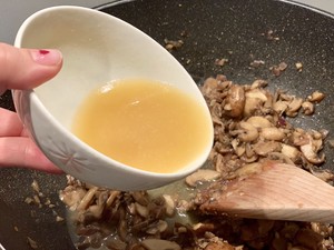 Hui Ling pauses the practice measure of beefsteak 5