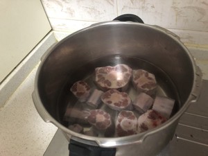 The practice measure of oxtail of braise in soy sauce 2