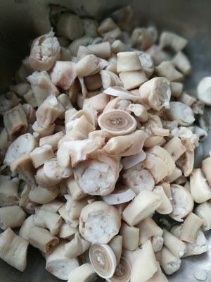The practice measure of ovine chipped cooked entrails of sheep or oxen 1