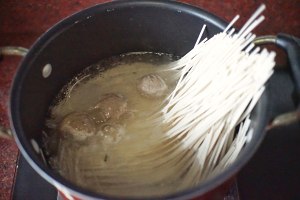 The practice measure of noodle of beef a round mass of food 3