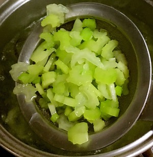 The practice measure of celery beef congee 4