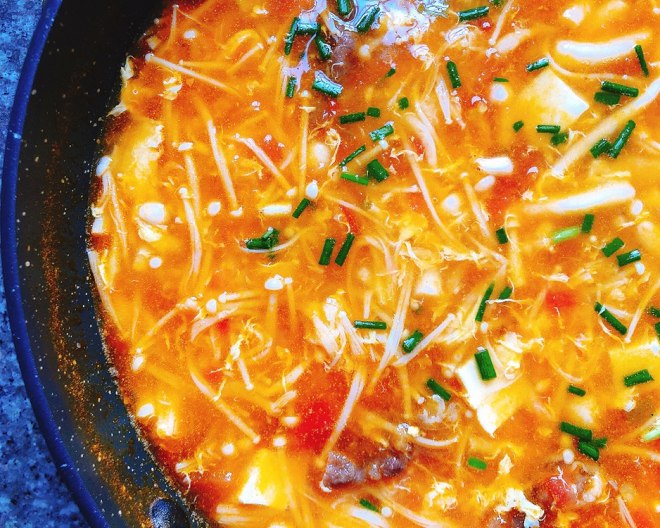 明るいトマト脂肪牛の細菌のキノコのスープの実践を上回る