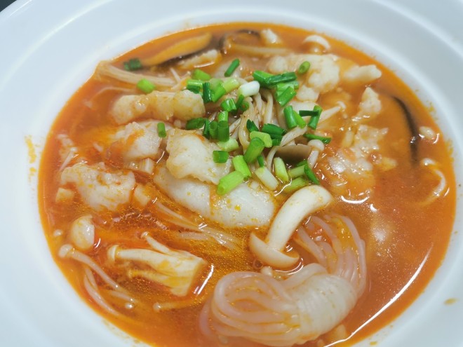 トマトドラゴンの魚は、ボウル全体がきれいになめるという利点があります(Ba Sha fish)練習