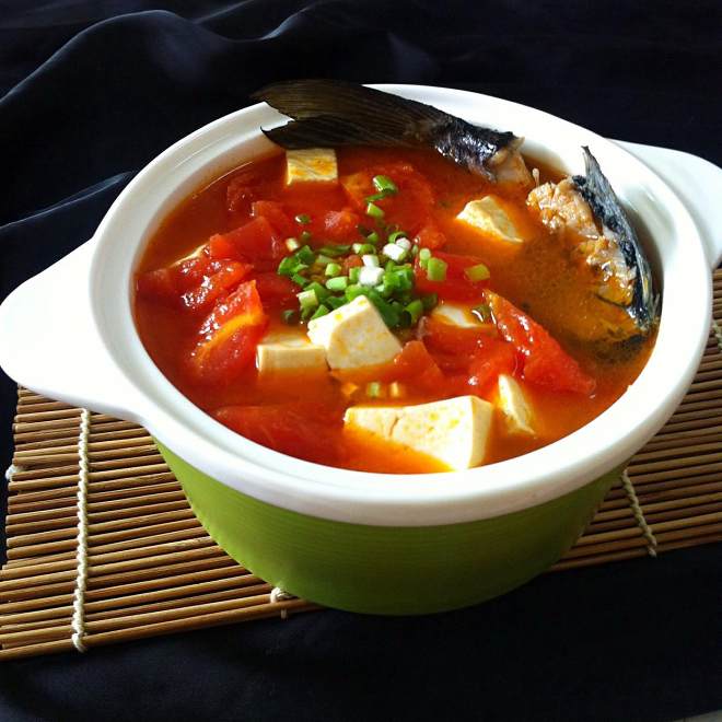 
Tomato bean curd stews the practice of crucian carp fish, how to do delicious