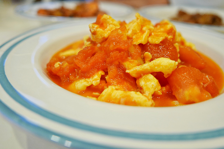 トマトは卵の練習を揚げます、トマトは卵を揚げますおいしい方法