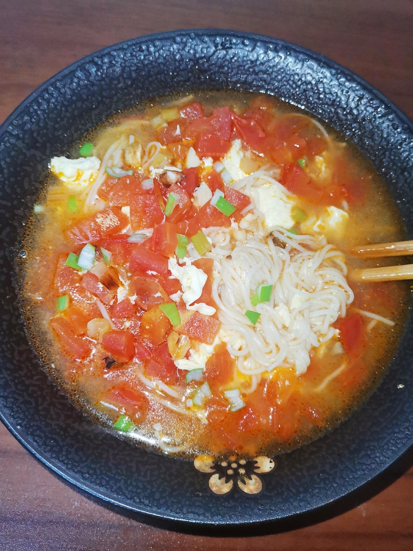 
The practice of tomato egg noodles in soup, how to do delicious