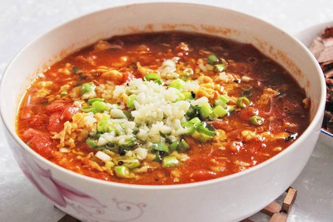 アロールートおじさんがうどんトマトの卵濃厚な肉汁を麺のたれに使ったきっと子供の練習