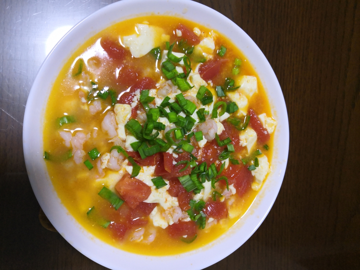 古い少しすべての適切なカルシウム栄養素の料理の皿-トマト殻の新鮮なエビの豆腐の練習