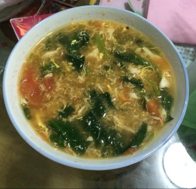 
The practice of soup of tomato spinach egg, how to do delicious