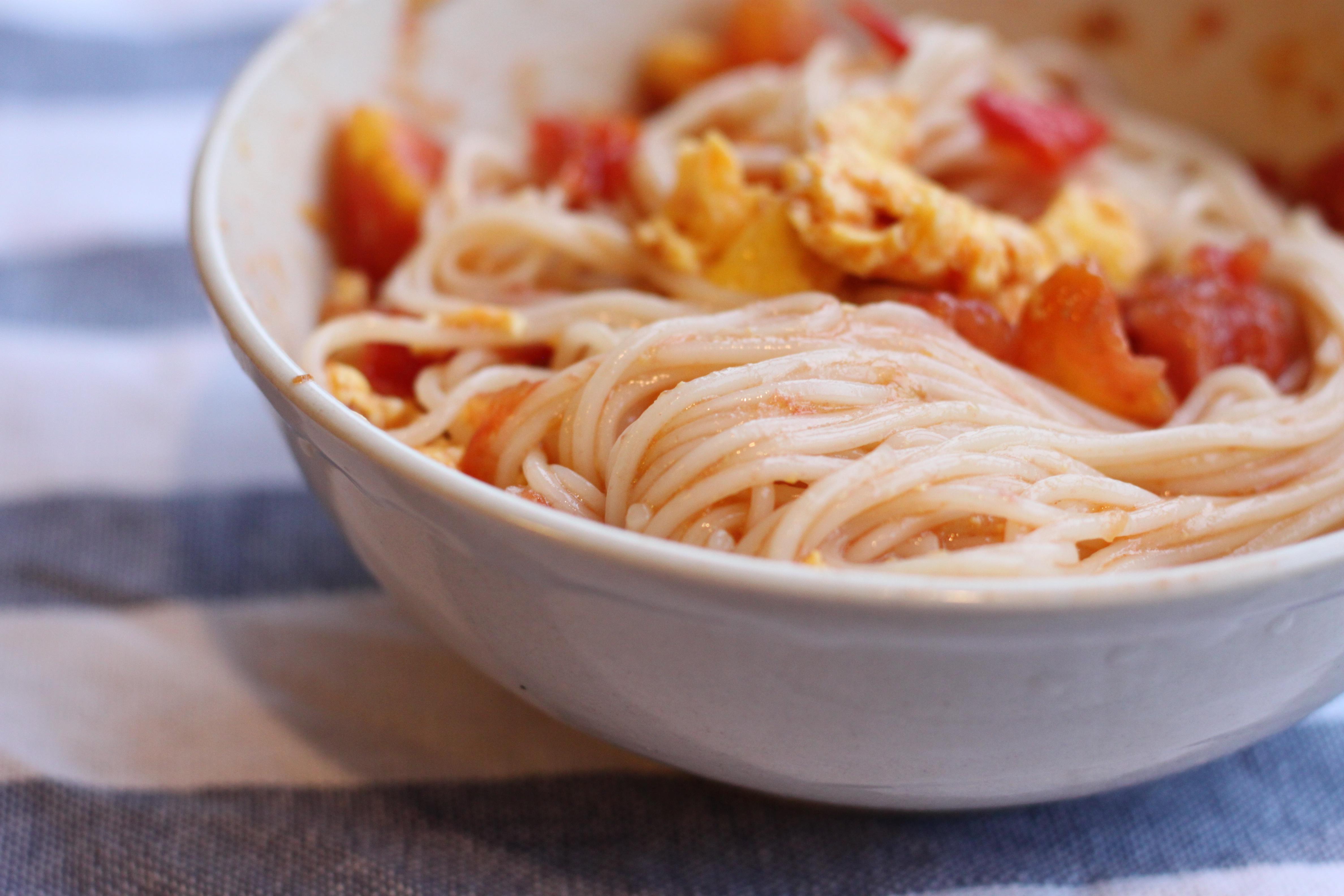 
Tomato egg makes bittern range (noodles served with soy sauce) practice