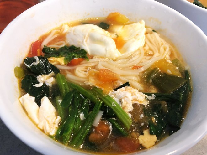 
The practice of face of tomato egg spinach, how to do delicious