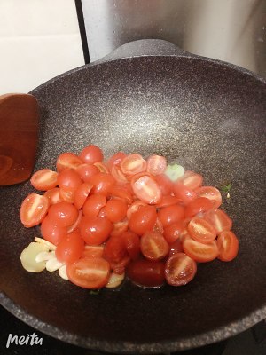 (quick worker of the daily life of a family) the practice measure that tomato scrambles egg 12