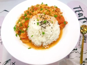 シンプルですが完全に明示的です！ タイガーシュリンプのトマトが卵のふたをフライにかけ、食事に注ぐ5 