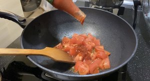 The practice measure of soup of tomato beef a round mass of food 8