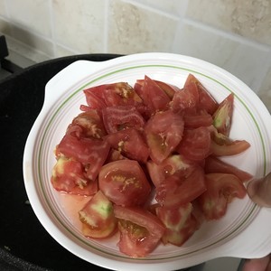 Tomato scrambles egg the practice measure of quick worker of the daily life of a family 12
