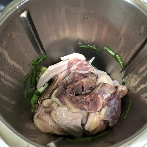 Dish of young beautiful quick worker, the practice measure of beer duck 3