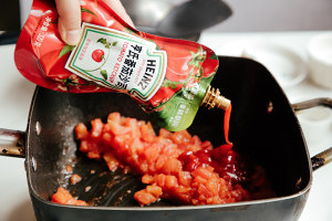 The operation is simple the practice measure of appetizing tomato sirlon Bao 9