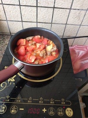 サーモンを煮込む簡単なトマト（妊娠中の女性版）  ）練習方法8 