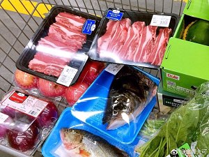 サーモンを煮込んだ食事のトマトを混ぜて使用する必要があります。  2つのボウルを考える1 