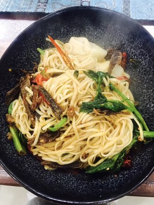 The practice measure that the hand rips duck noodles served with soy sauce 4