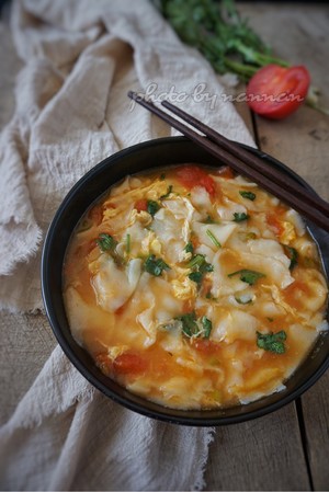 Tomato egg hold tight piece the practice measure of soup 8