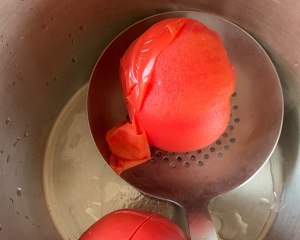 The practice measure of tomato slices of fish meat 3