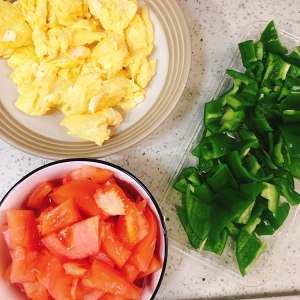 The practice measure that tomato green pepper fries an egg 1